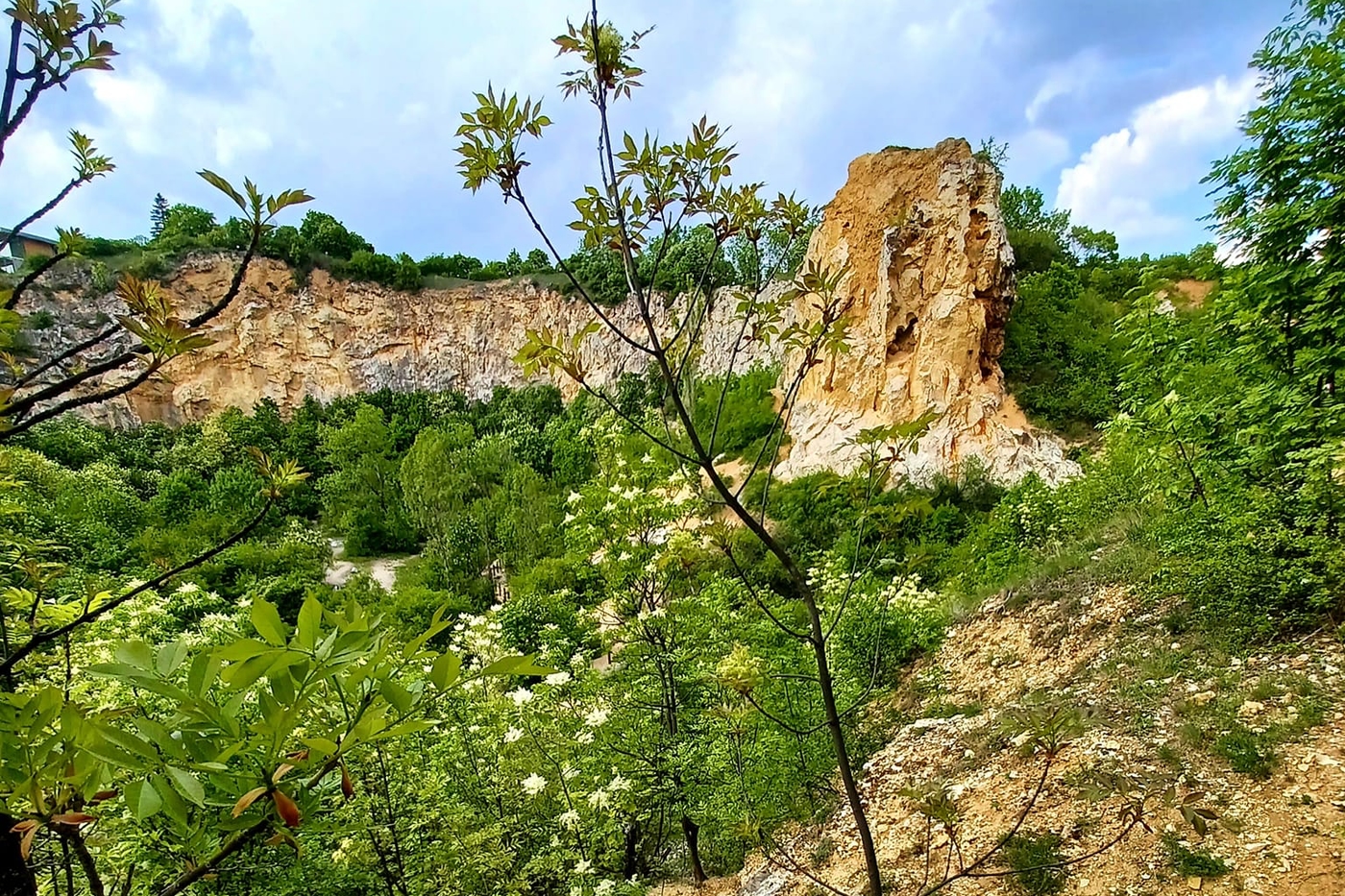 A Róka-hegy és aranysárga mészkő sziklái, melyek kirándulásra csábítanak