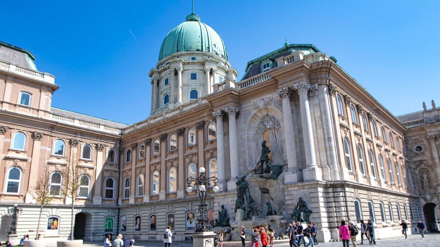 A Budavári Palota különleges kandallóinak maradványait tárták fel