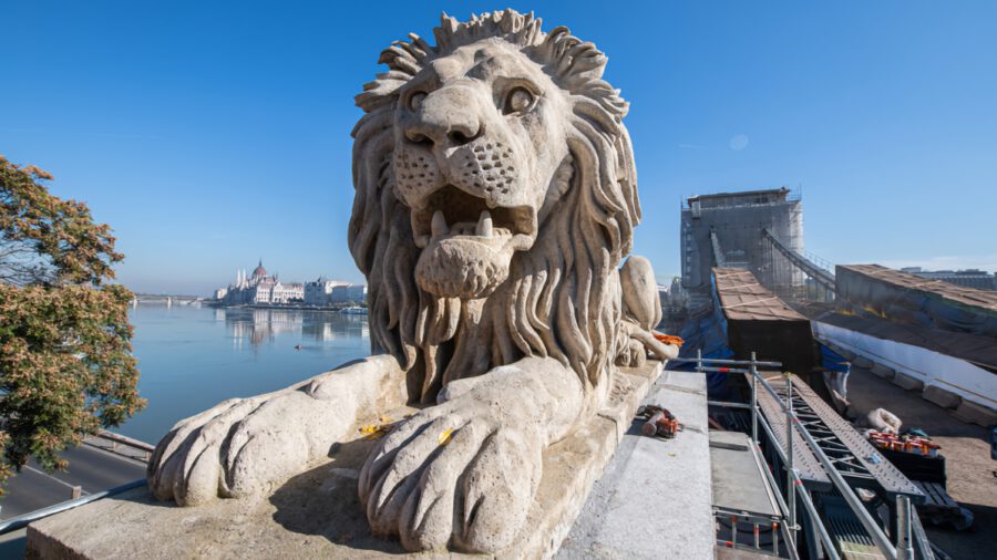 Visszakerültek eredeti helyükre a Lánchíd budai hídfőit díszítő kőoroszlánok