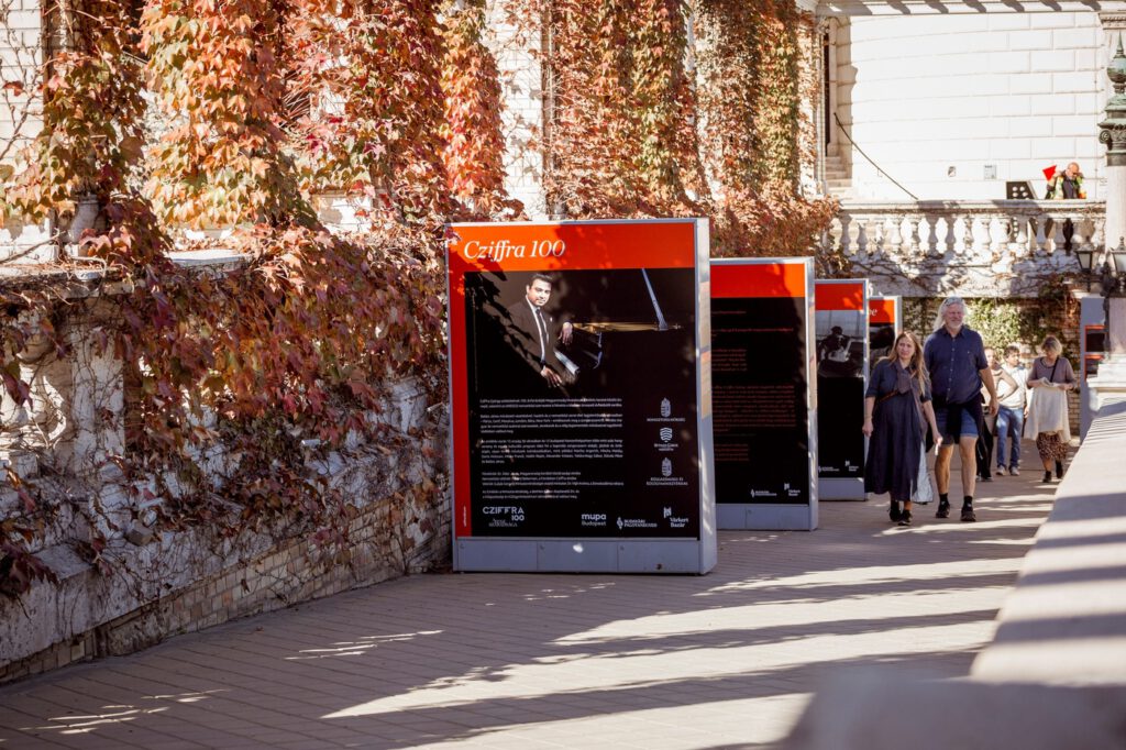 A Cziffra György-emlékév alkalmából szabadtéri fotókiállítás nyílt a Várkert Bazárban