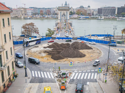 Helyreállították a Clark Ádám téri körforgalmat