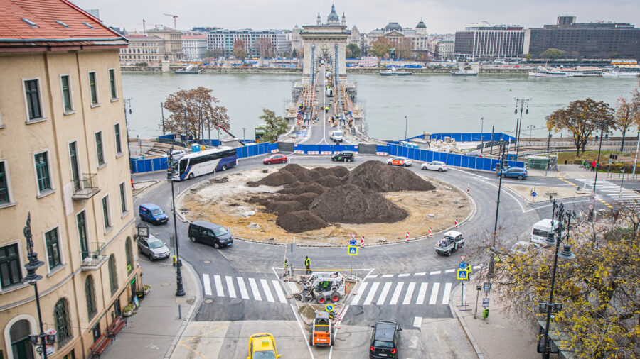 Helyreállították a Clark Ádám téri körforgalmat