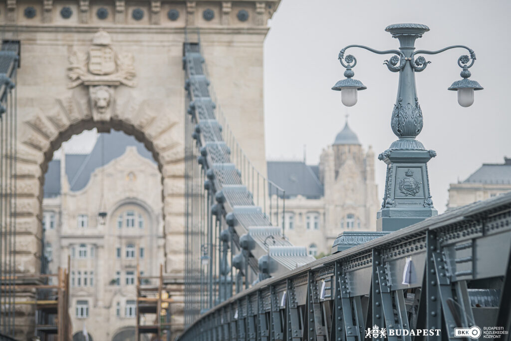 Helyreállították a Clark Ádám téri körforgalmat