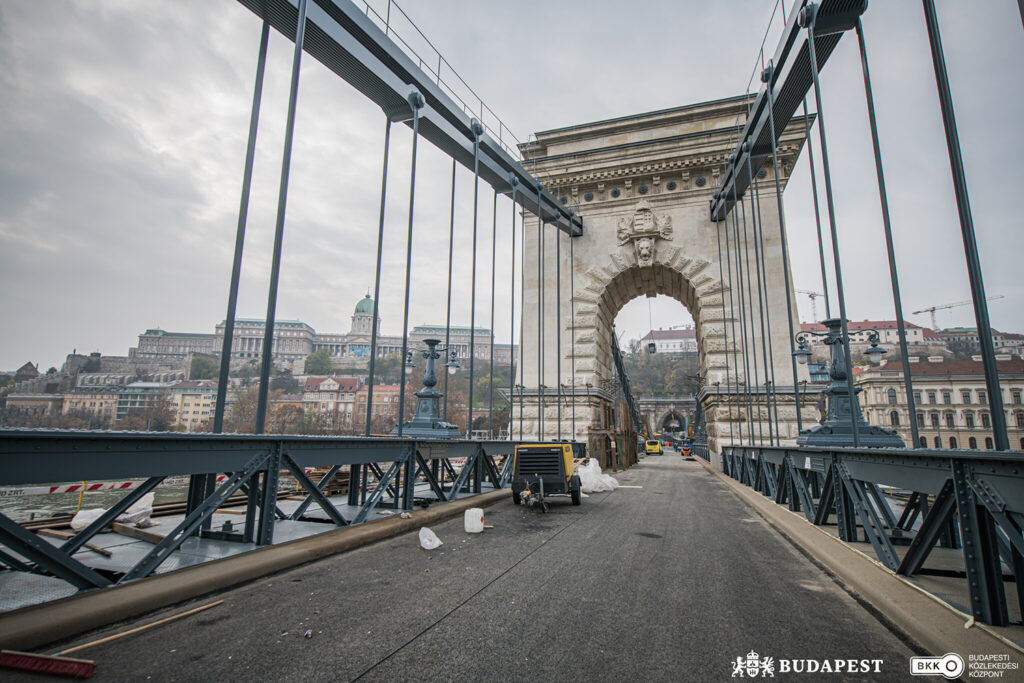 Helyreállították a Clark Ádám téri körforgalmat