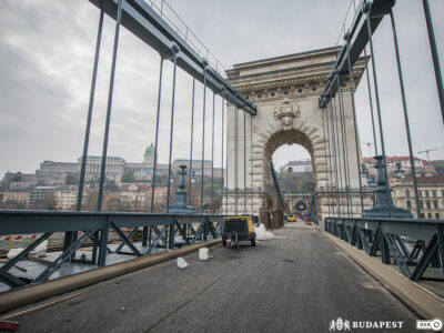 Helyreállították a Clark Ádám téri körforgalmat