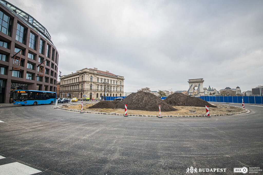 Helyreállították a Clark Ádám téri körforgalmat