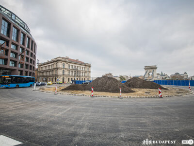 Helyreállították a Clark Ádám téri körforgalmat