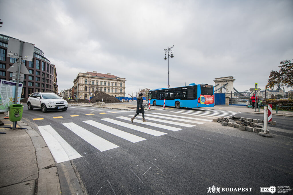 Helyreállították a Clark Ádám téri körforgalmat