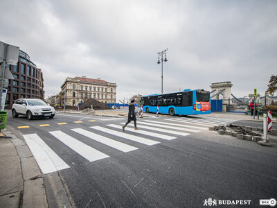 Helyreállították a Clark Ádám téri körforgalmat