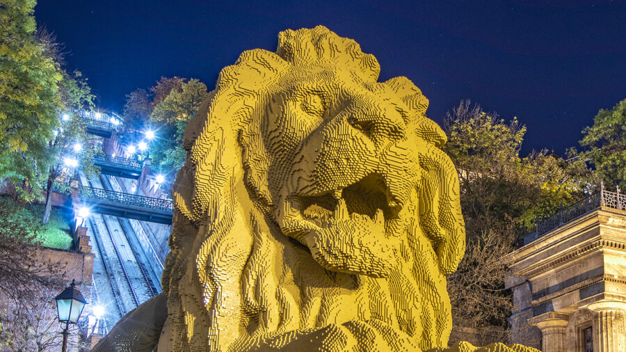 Közel 6 méteres, Lego-kockákból épített oroszlán őrzi a Lánchidat