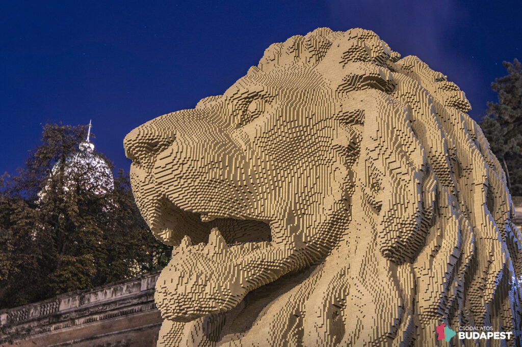 Közel 6 méteres, Lego-kockákból épített oroszlán őrzi a Lánchidat