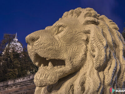 Közel 6 méteres, Lego-kockákból épített oroszlán őrzi a Lánchidat