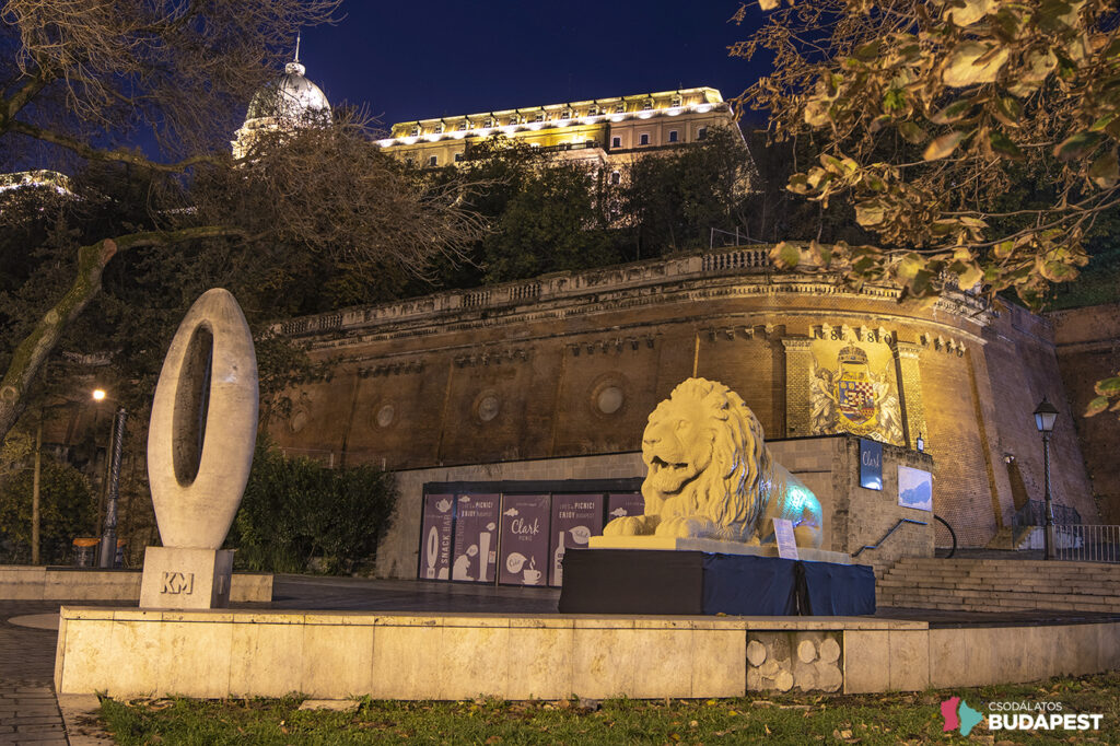 Közel 6 méteres, Lego-kockákból épített oroszlán őrzi a Lánchidat