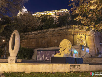 Közel 6 méteres, Lego-kockákból épített oroszlán őrzi a Lánchidat