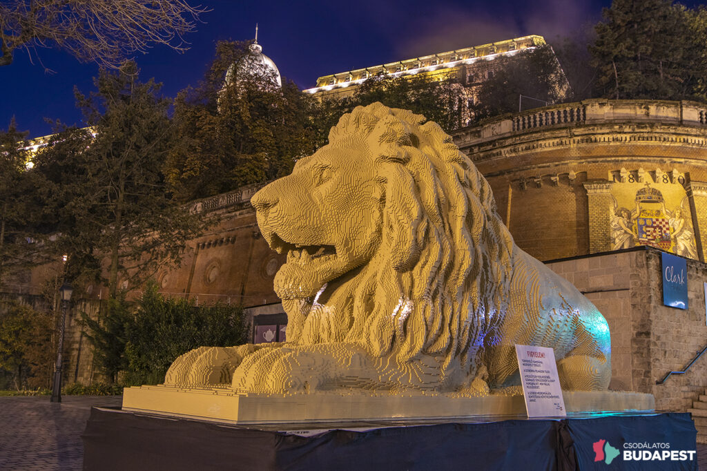 Közel 6 méteres, Lego-kockákból épített oroszlán őrzi a Lánchidat