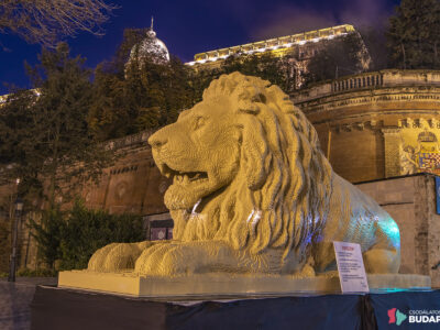 Közel 6 méteres, Lego-kockákból épített oroszlán őrzi a Lánchidat