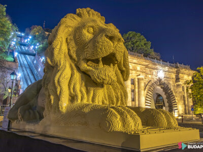 Közel 6 méteres, Lego-kockákból épített oroszlán őrzi a Lánchidat