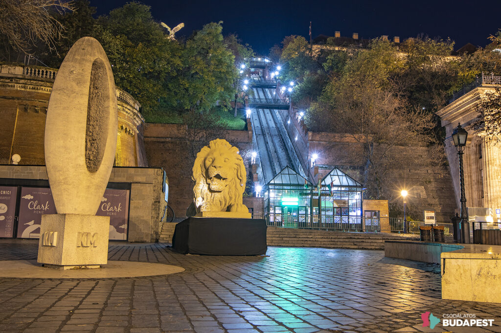 Közel 6 méteres, Lego-kockákból épített oroszlán őrzi a Lánchidat