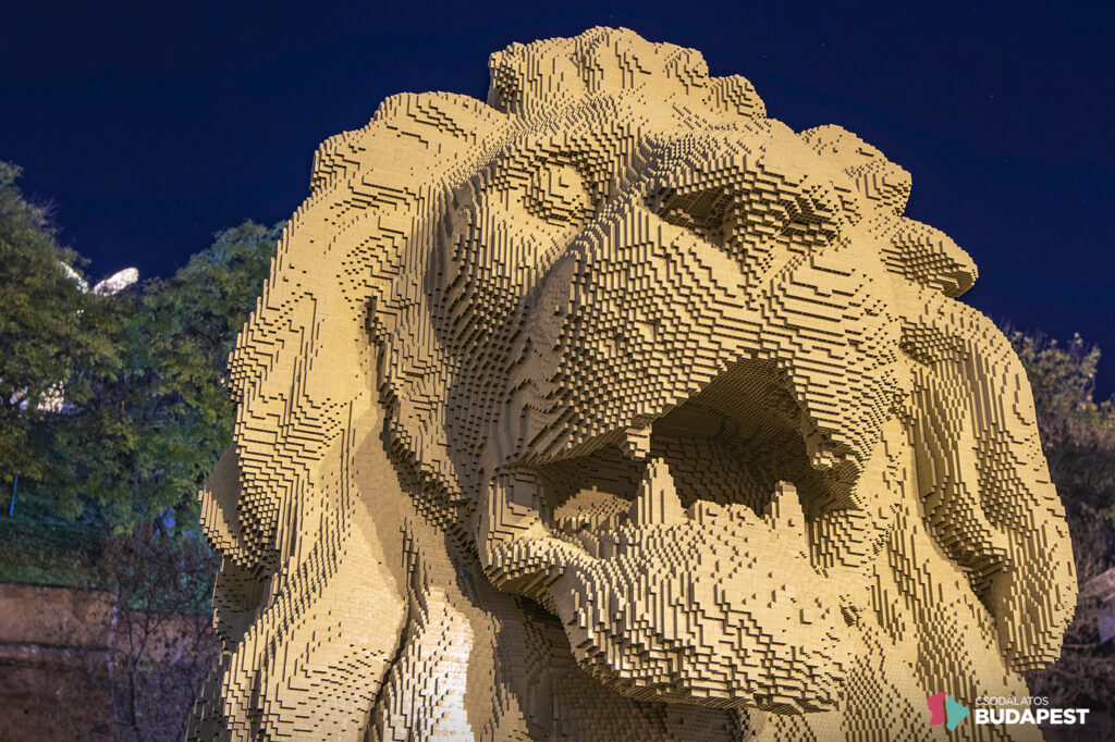 Közel 6 méteres, Lego-kockákból épített oroszlán őrzi a Lánchidat