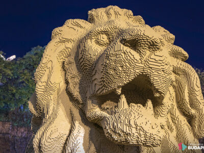 Közel 6 méteres, Lego-kockákból épített oroszlán őrzi a Lánchidat