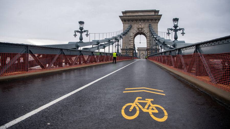 Átadták a felújított Lánchidat a bringásoknak, motorosoknak, buszoknak, taxiknak