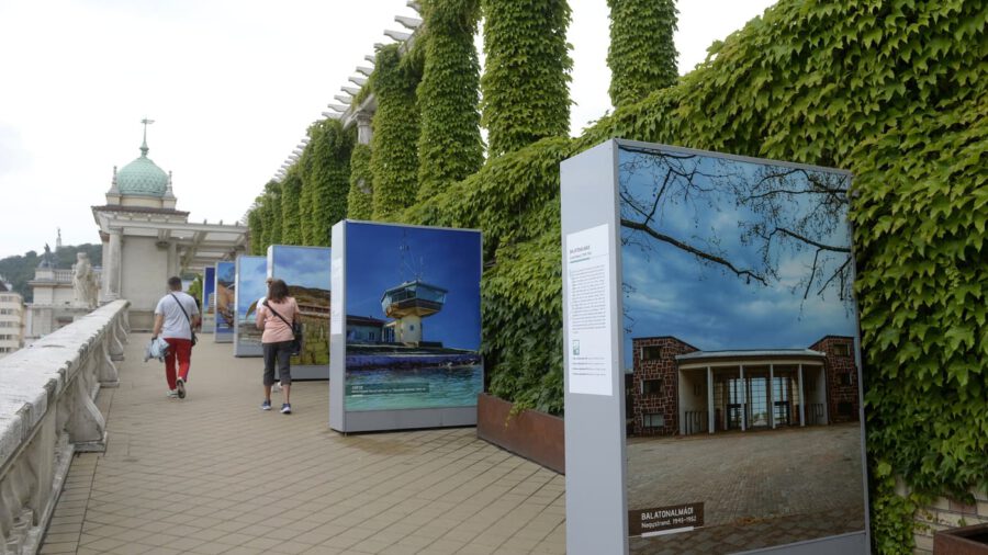 Építészeti emlékeink a Balaton-parton címmel szabadtéri kiállítás nyílt a Várkert Bazárban