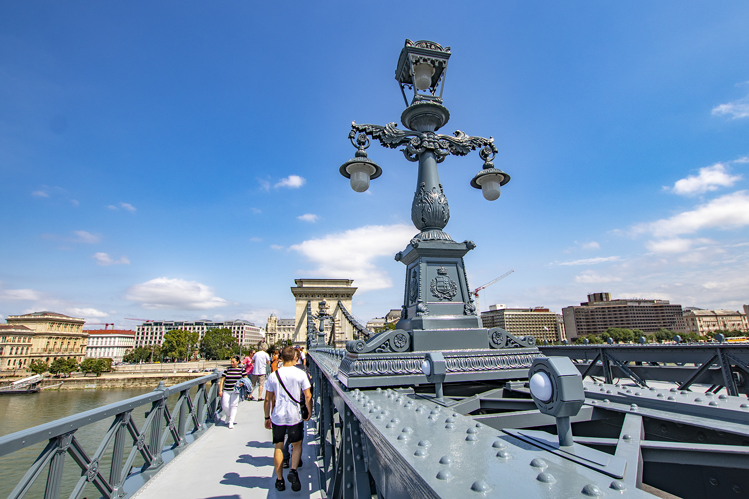 Átadták a felújított Lánchidat, már a gyalogosok is átsétálhatnak rajta
