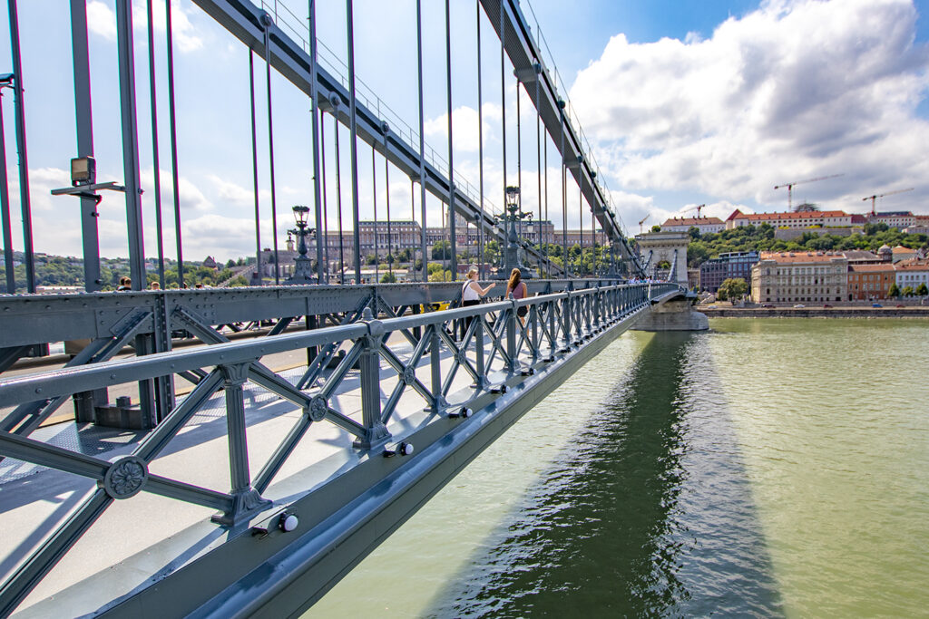 Átadták a felújított Lánchidat, már a gyalogosok is átsétálhatnak rajta