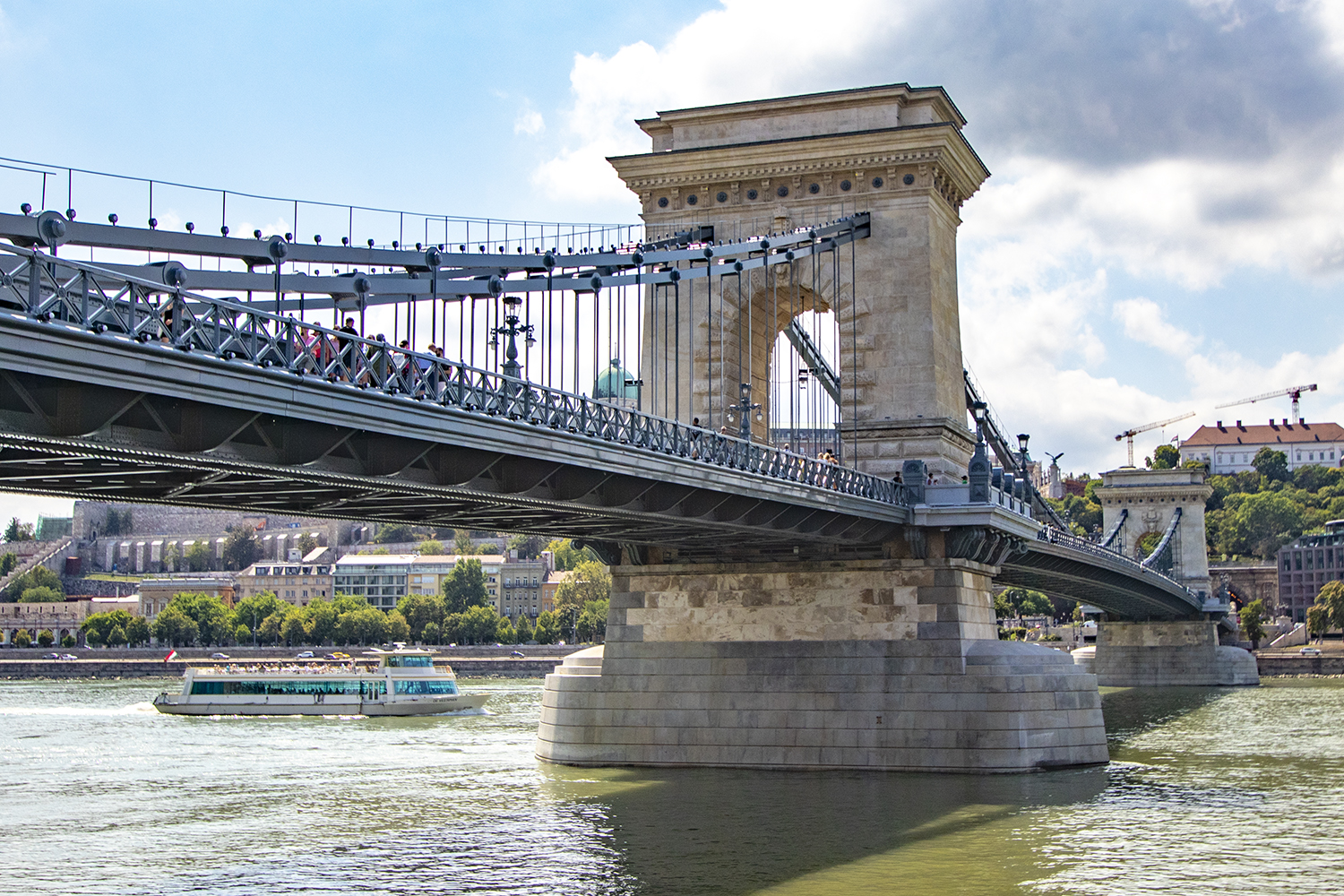 Átadták a felújított Lánchidat, már a gyalogosok is átsétálhatnak rajta