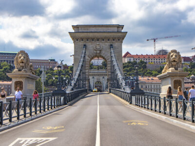 Átadták a felújított Lánchidat, már a gyalogosok is átsétálhatnak rajta