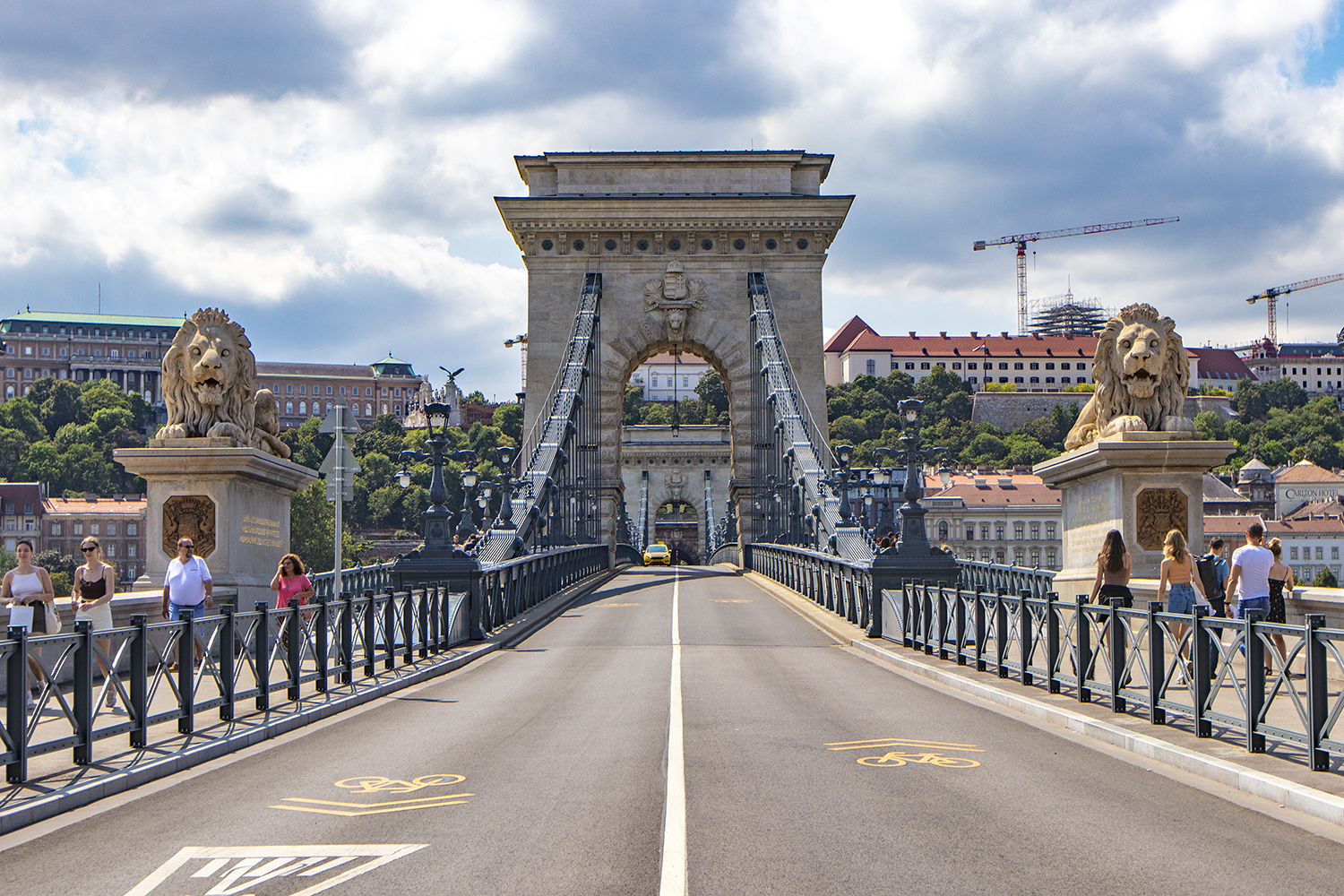 Átadták a felújított Lánchidat, már a gyalogosok is átsétálhatnak rajta