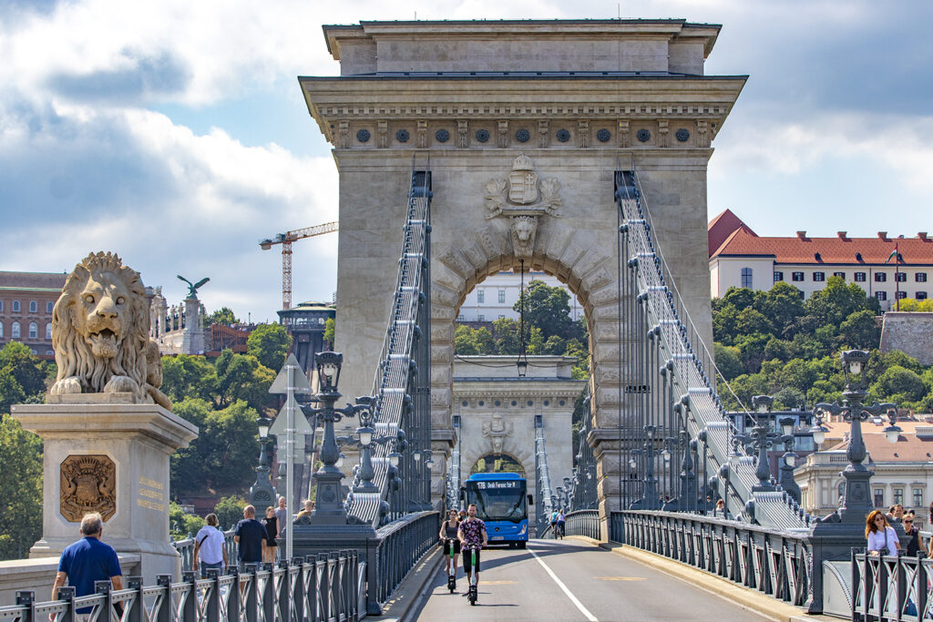 Átadták a felújított Lánchidat, már a gyalogosok is átsétálhatnak rajta