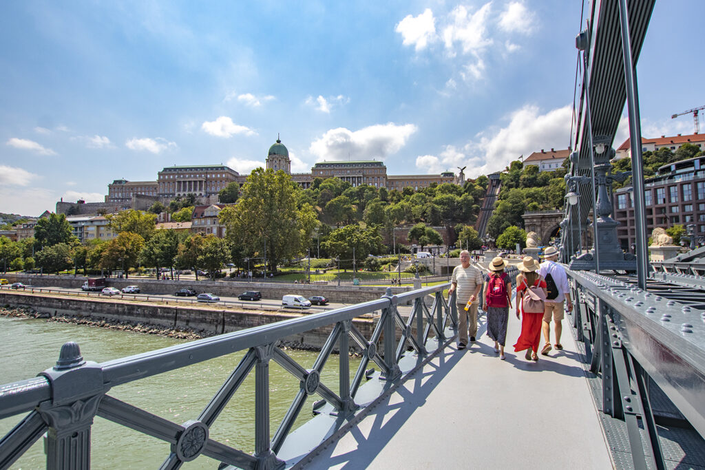 Átadták a felújított Lánchidat, már a gyalogosok is átsétálhatnak rajta