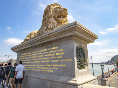 Átadták a felújított Lánchidat, már a gyalogosok is átsétálhatnak rajta