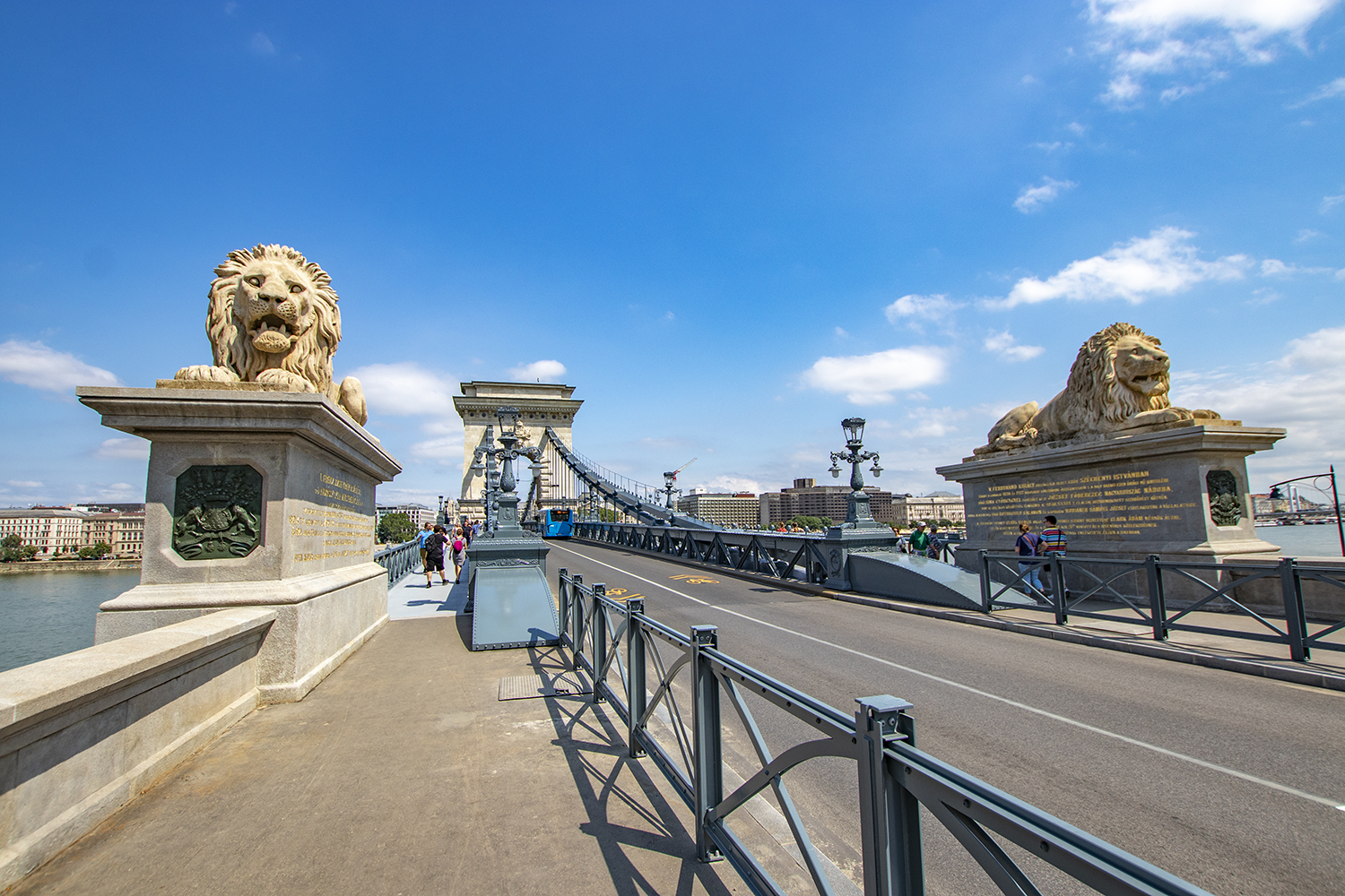 Átadták a felújított Lánchidat, már a gyalogosok is átsétálhatnak rajta