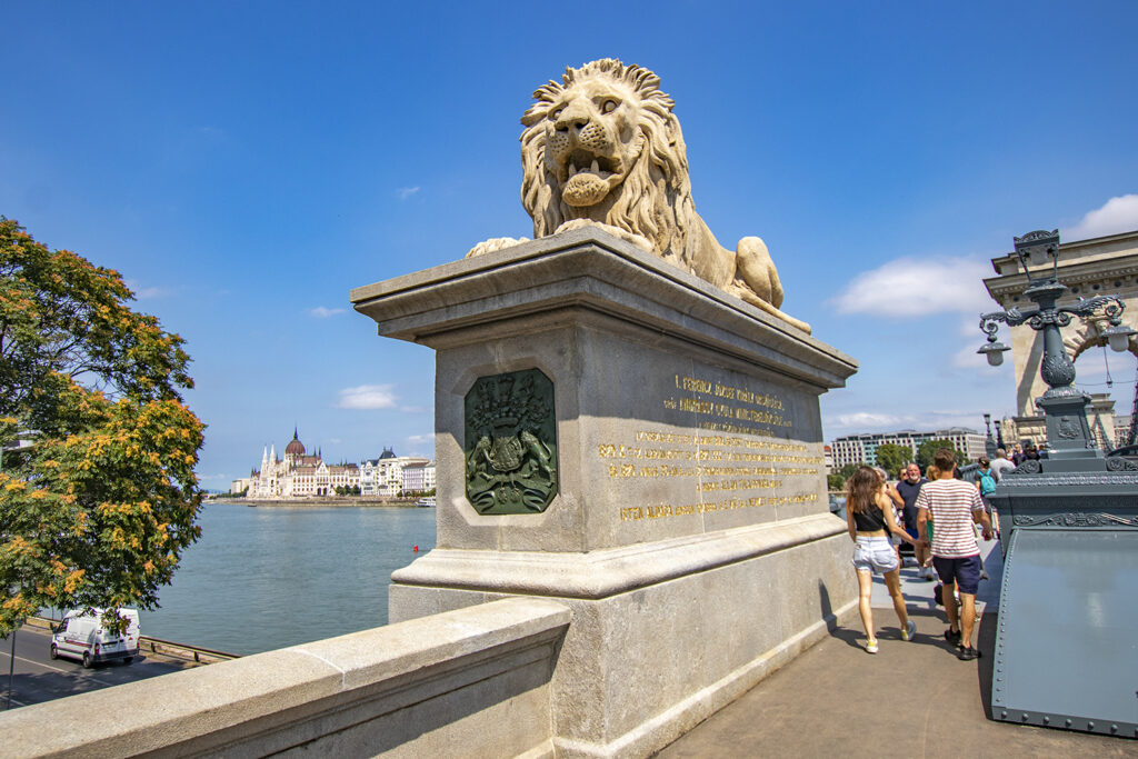 Átadták a felújított Lánchidat, már a gyalogosok is átsétálhatnak rajta