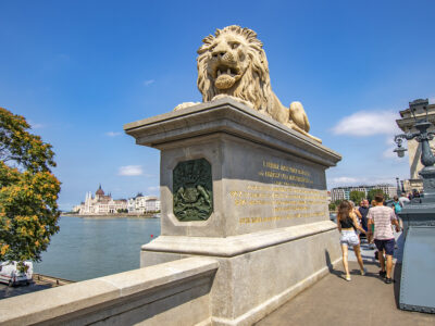 Átadták a felújított Lánchidat, már a gyalogosok is átsétálhatnak rajta