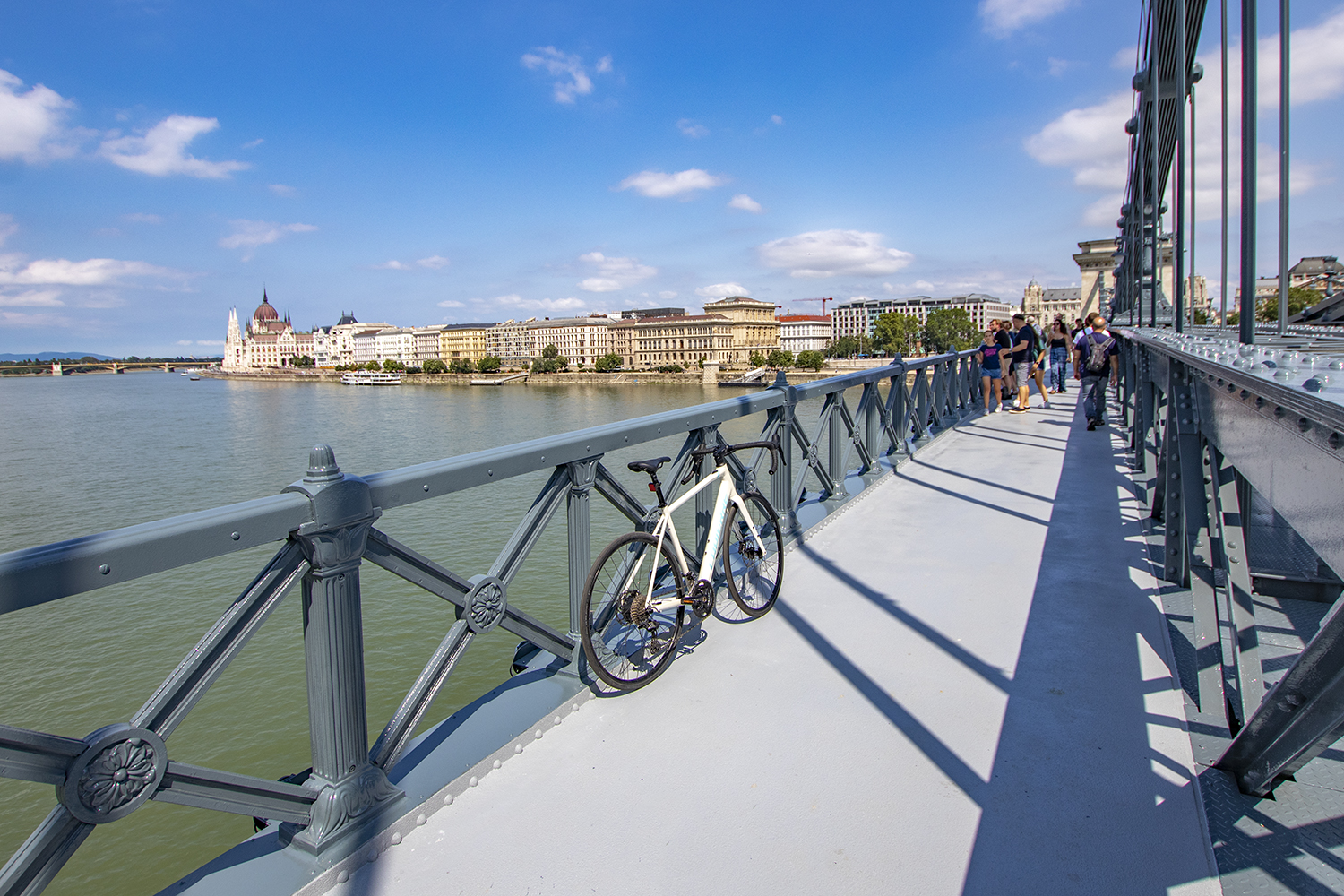 Átadták a felújított Lánchidat, már a gyalogosok is átsétálhatnak rajta
