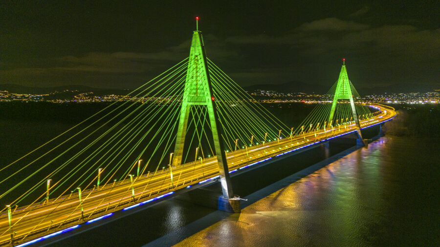 Ünnepi fényekben pompázik a Megyeri híd, az ország legnagyobb karácsonyfája