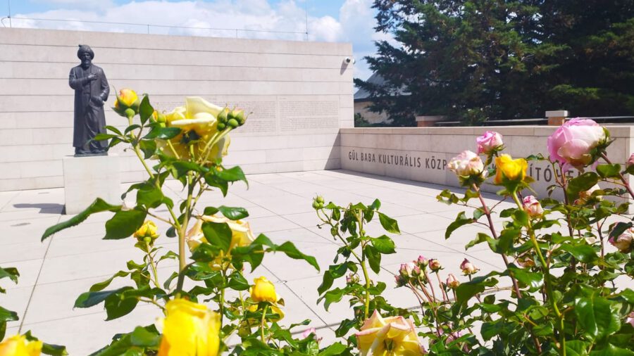 Rózsák bűvöletében Budapesten: Gül Baba türbéje és kertje
