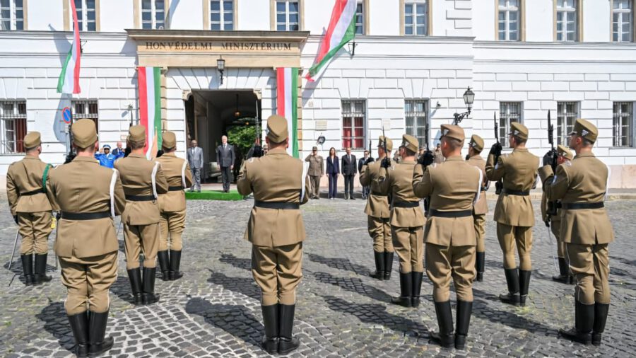 Új hagyomány a budai Várban: díszőrség áll majd a Honvédelmi Minisztérium főépülete előtt