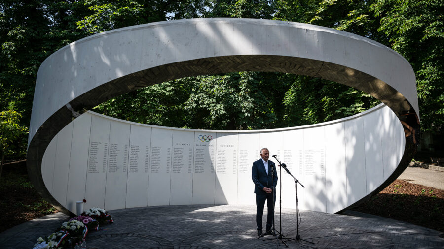 Felavatták az új Olimpiai Emlékfalat a Farkasréti temetőben