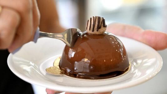 2024-ben Budapest desszertje egy gesztenyés-sárgabarackos és csokoládés ízbomba