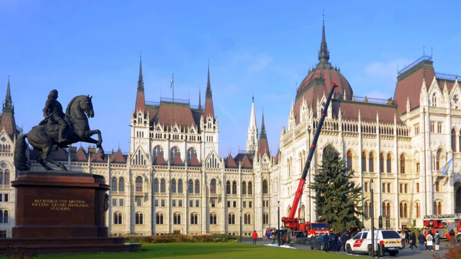 Az Ország Karácsonyfája: egy 45 éves, 20 méter magas ezüstfenyő díszíti a Kossuth teret