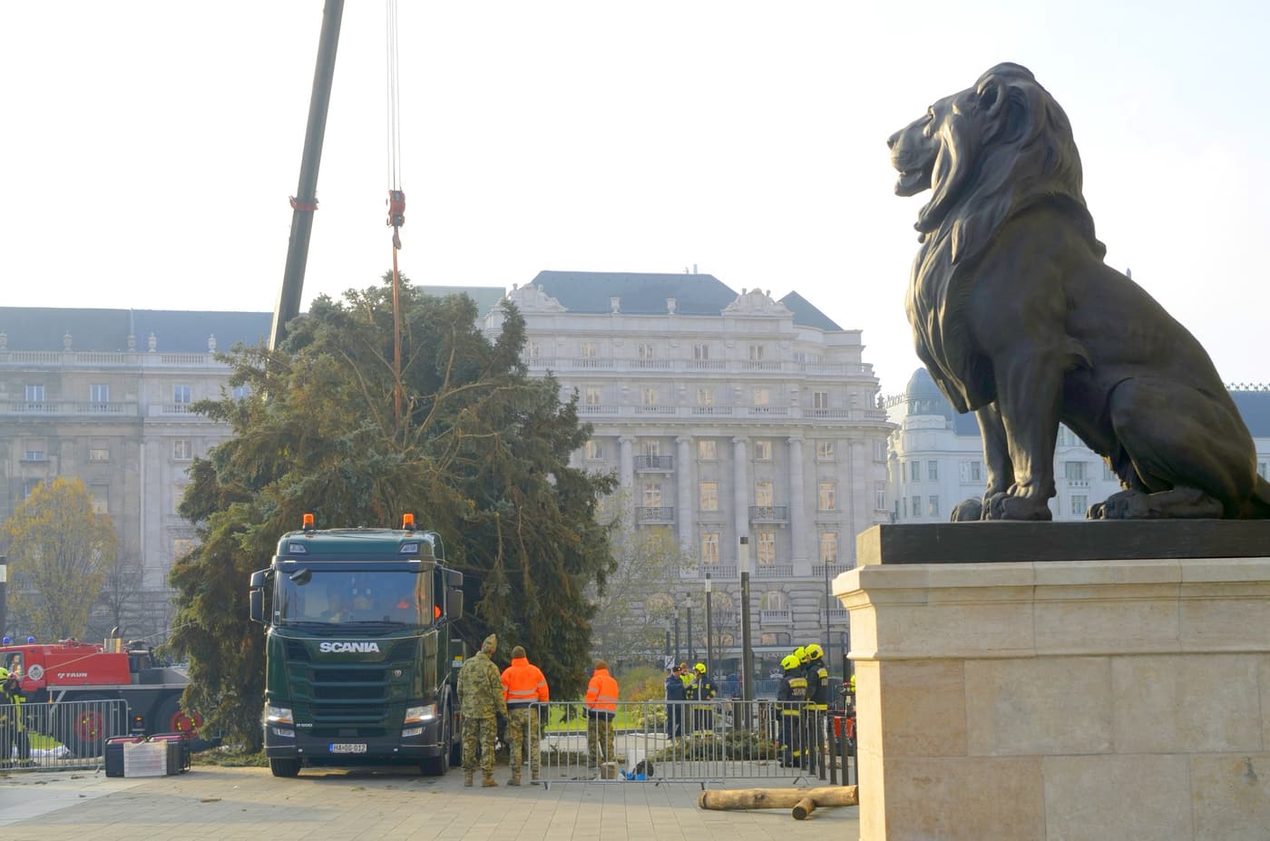 Az Ország Karácsonyfája: egy 45 éves, 20 méter magas ezüstfenyő díszíti a Kossuth teret