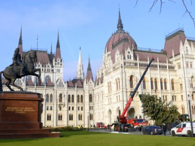 Az Ország Karácsonyfája: egy 45 éves, 20 méter magas ezüstfenyő díszíti a Kossuth teret