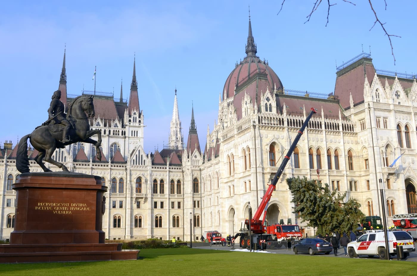 Az Ország Karácsonyfája: egy 45 éves, 20 méter magas ezüstfenyő díszíti a Kossuth teret