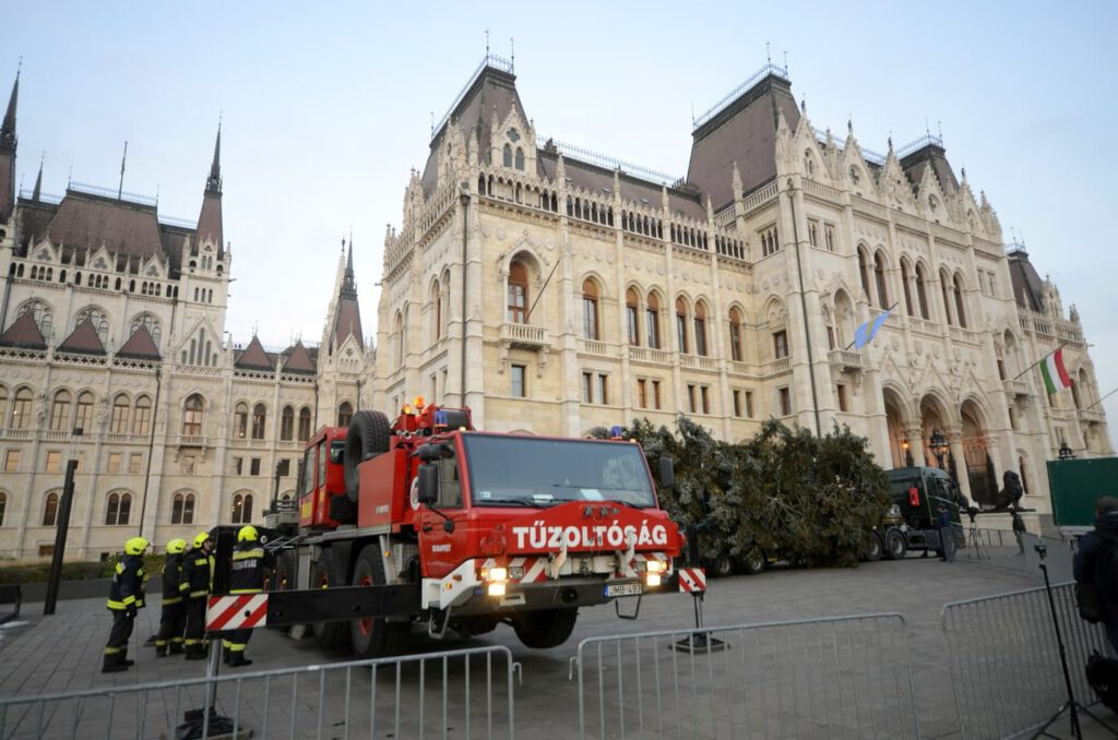 Az Ország Karácsonyfája: egy 45 éves, 20 méter magas ezüstfenyő díszíti a Kossuth teret