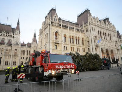 Az Ország Karácsonyfája: egy 45 éves, 20 méter magas ezüstfenyő díszíti a Kossuth teret