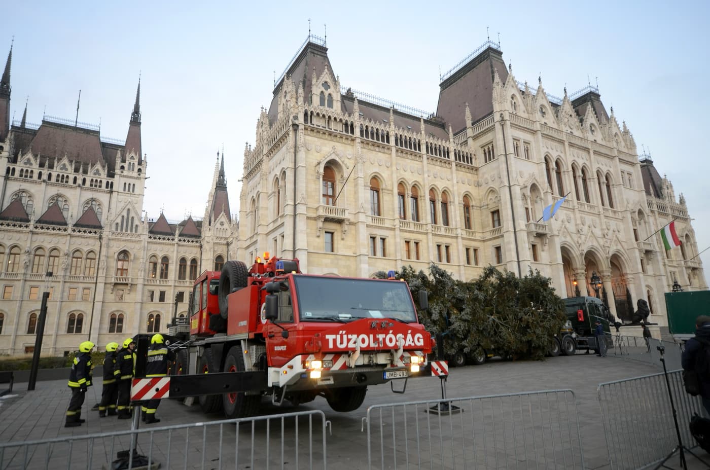Az Ország Karácsonyfája: egy 45 éves, 20 méter magas ezüstfenyő díszíti a Kossuth teret